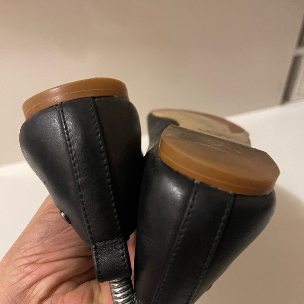 Uggs flat leather shoes in good conditions - Picture 10 of 12